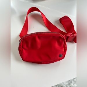 Lululemon Everywhere belt bag